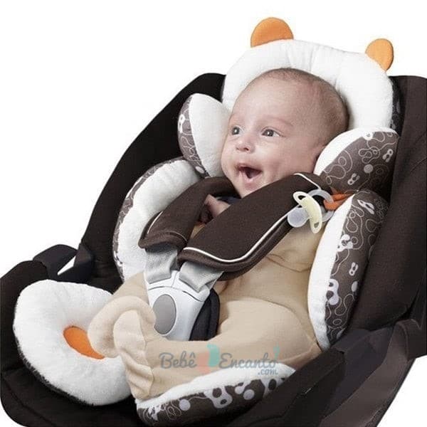 Criança sorrindo em uma almofada redutora para bebê conforto e cadeirinha