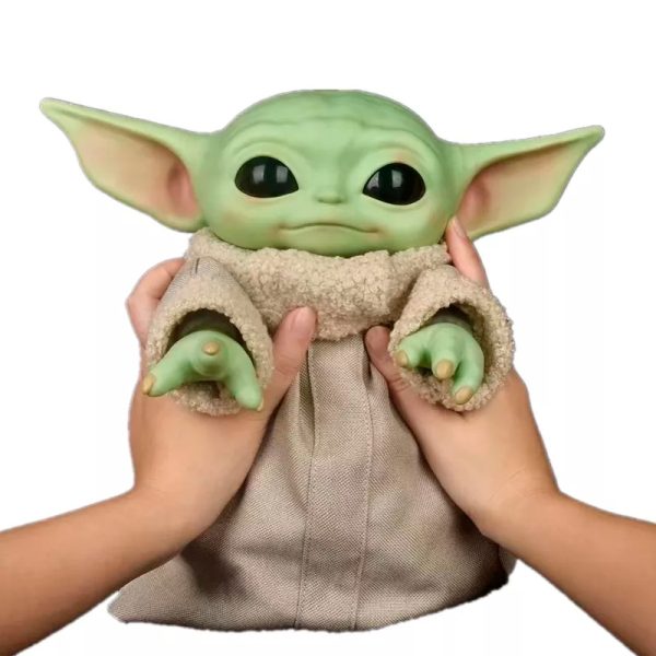 Pessoa segurando o Baby Yoda Boneco Pelúcia - Star Wars - The Mandalorian 28 cm