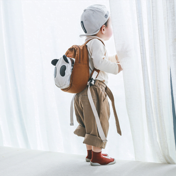 criança em pé usando o Sapatinho de Bebê Tênis Meia Infantil Self-Care