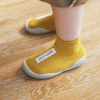 pés de criança usando o Sapatinho de Bebê Tênis Meia Infantil Self-Care