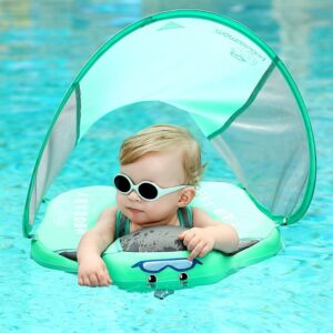Criança na piscina usando a Boia para Bebê com Proteção Mambobaby