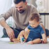 Pai e filho brincando com o Polvo Sensorial Montessori Brinquedo para a criança