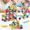 Pai, mãe e filho se divertindo com o Brinquedo Educacional Montessori Magnetix