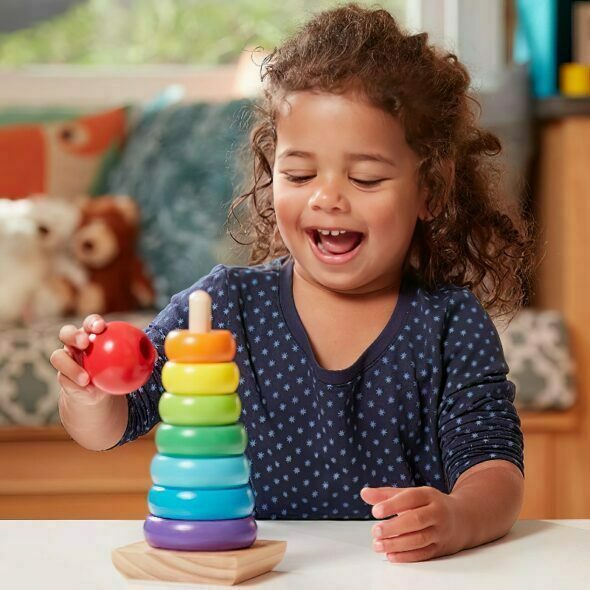 Menina sorridente montando um dos Brinquedos Educativos 3D Montessori Em Madeira